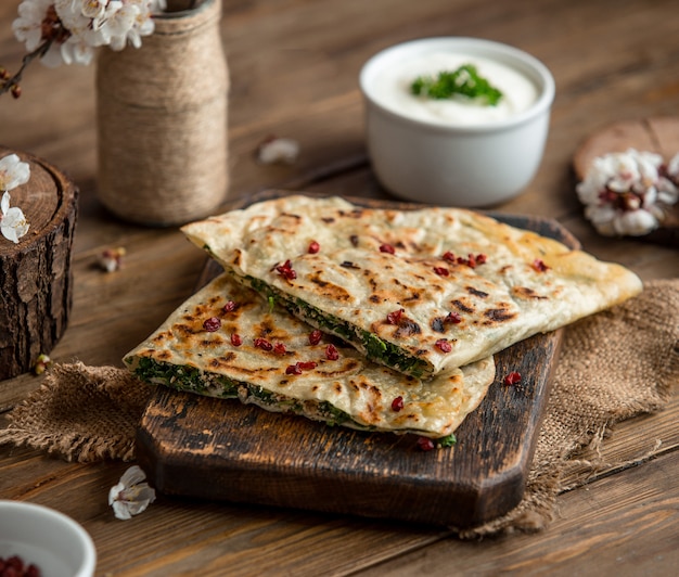 Foto gratuita gutab di carne fritta sul tavolo