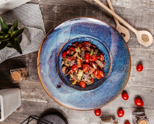 Fried meat mixed with vegetables and topped with sesame seeds