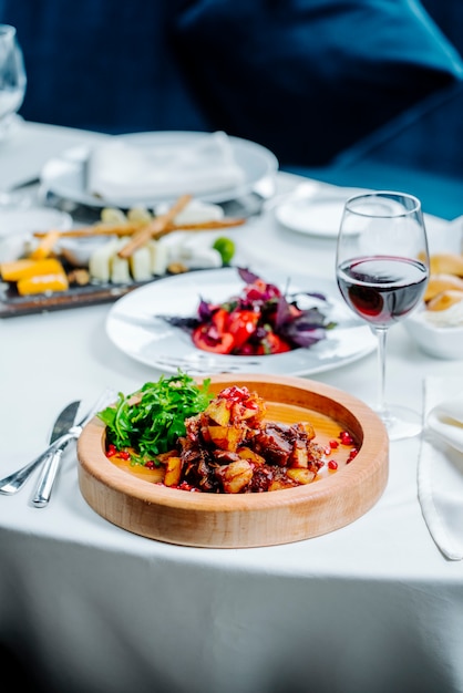 Foto gratuita carne e patate fritte con bicchiere di vino