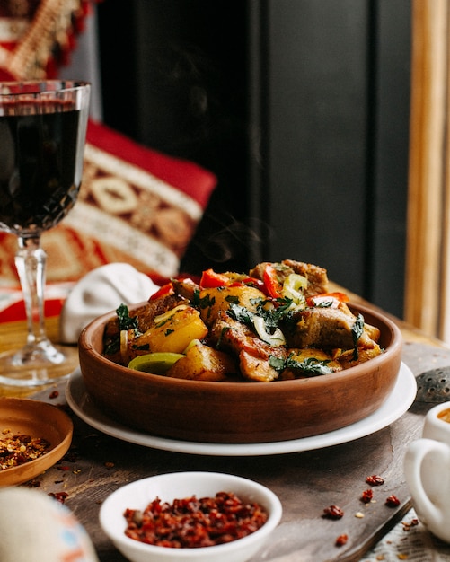 Foto gratuita carne e verdure fritte sul tavolo