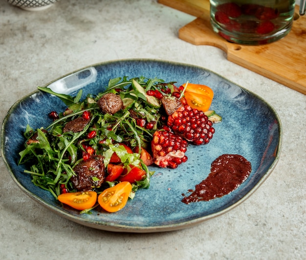 Free photo fried meat with herbs and pomegranate