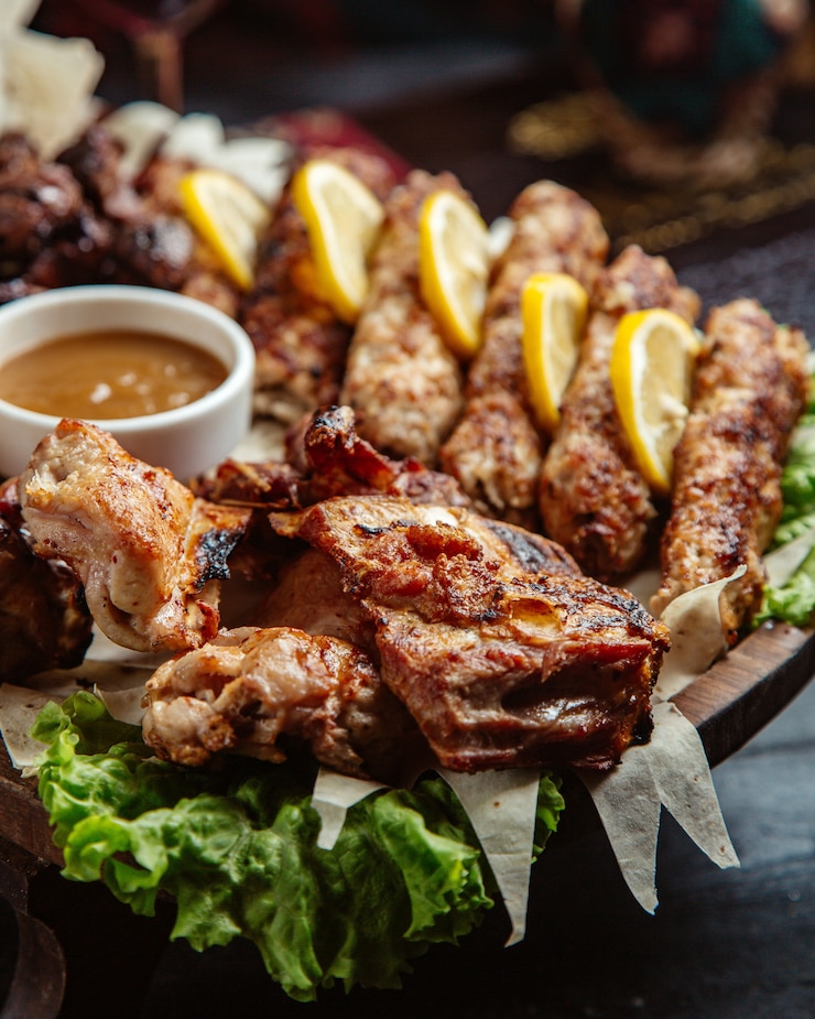Free Photo fried meat with lemon and sauce
