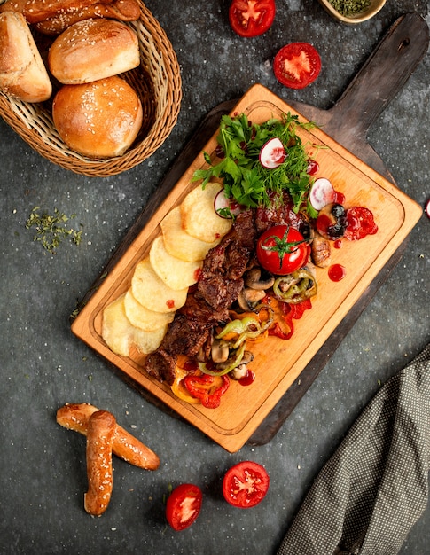 Fried meat with mushrooms and crisps