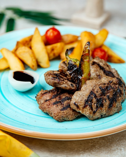 Free photo fried meat with potatoes pepper on the table