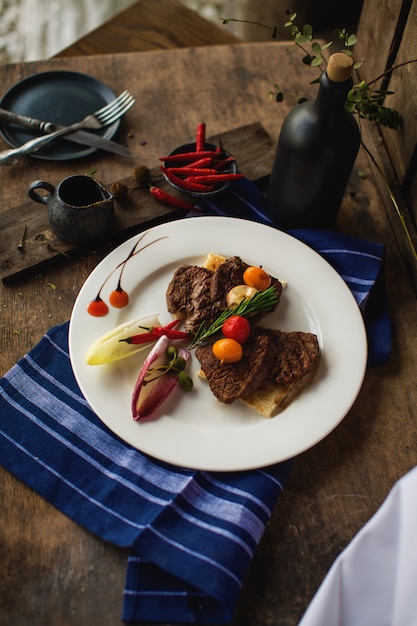 Жареное мясо с овощами в тарелке