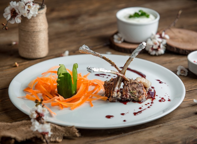жареное мясо с овощами в тарелке