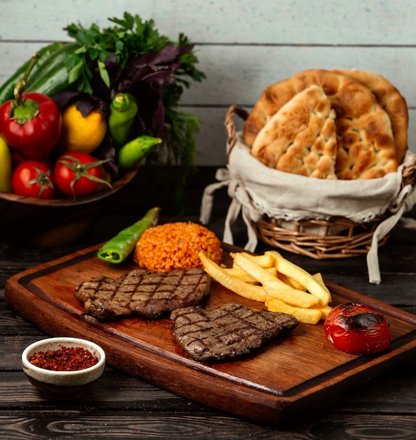 Foto gratuita carne fritta su tavola di legno