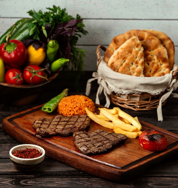 Carne fritta su tavola di legno