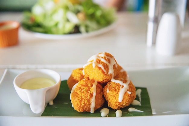 Foto gratuita palla di mozzarella fritta pronta per mangiare