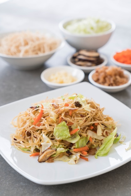 プレート上の揚げ麺