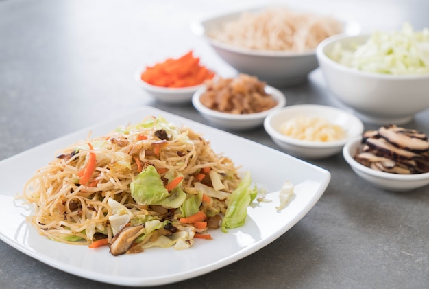 Free photo fried noodles on plate