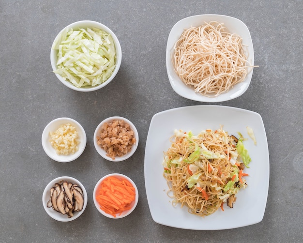 Free photo fried noodles on plate