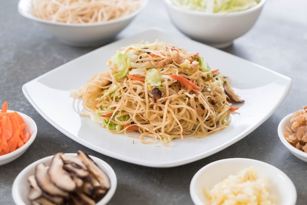 Foto gratuita spaghetti fritti sulla piastra