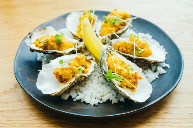 Fried oyster shell with sauce