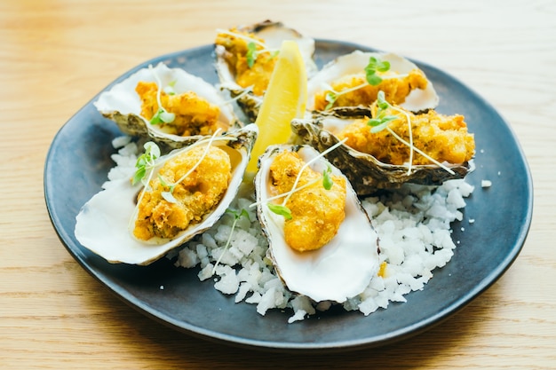 Free photo fried oyster shell with sauce