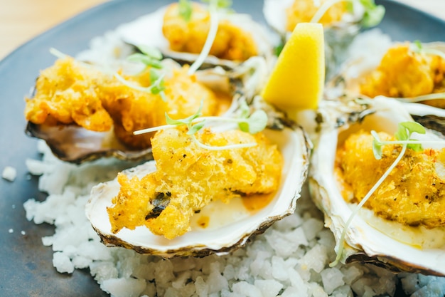 Free photo fried oyster shell with sauce