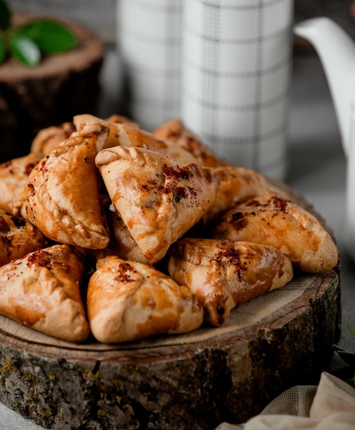 Torte fritte con carne sul tavolo