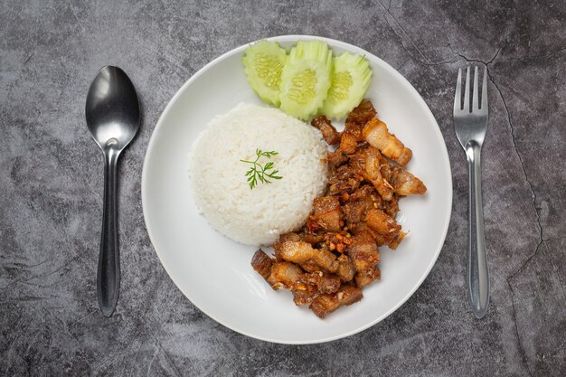 豚肉のにんにくと胡椒のご飯添え