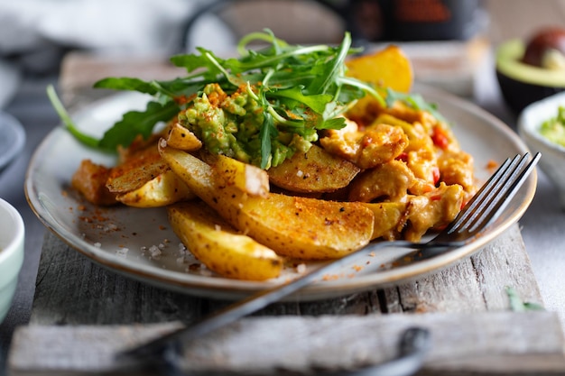 Free photo fried potato wedges with avocado dip