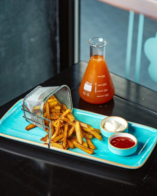 Foto gratuita patate fritte con ketchup e succo