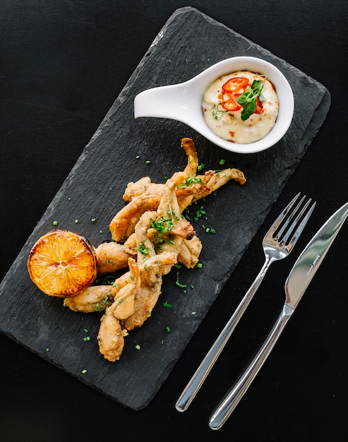 Foto gratuita gamberetti fritti nella vista superiore della salsa di formaggio di verdi di limone della pasta