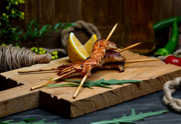 Foto gratuita gamberi fritti su tavola di legno