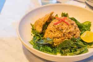 Free photo fried rice with crispy gourami fish
