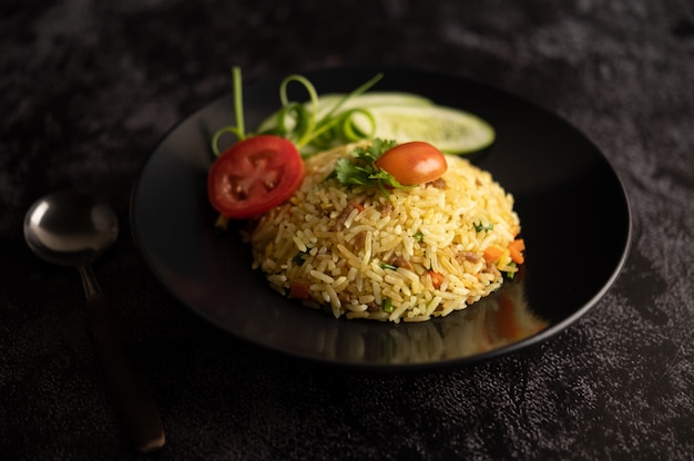 Free photo fried rice with minced pork, tomato, carrot and cucumber on the plate