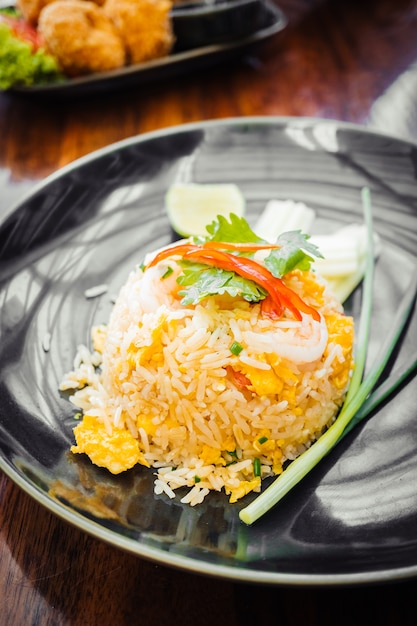 Free photo fried rice with prawn on top