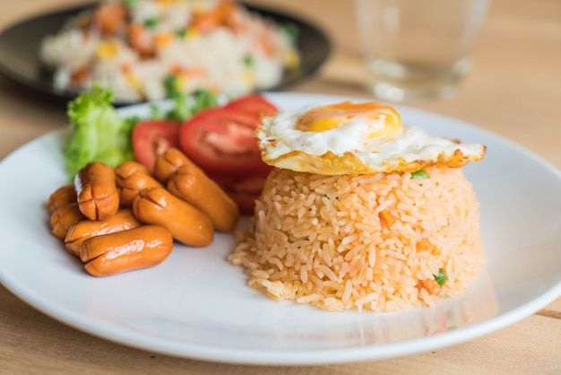 Жареный рис с колбасой и жареным яйцом