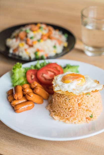 Free photo fried rice with sausage and fried egg