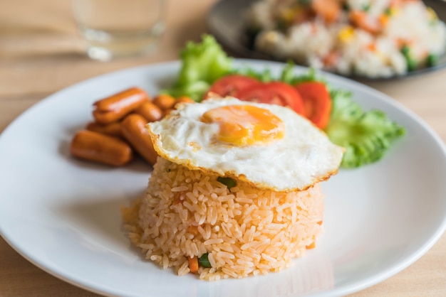 Free photo fried rice with sausage and fried egg