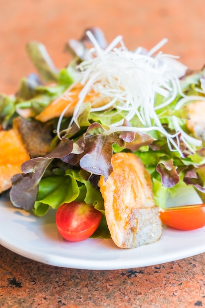 Free photo fried salmon salad