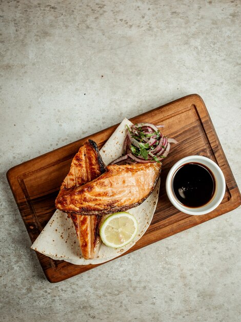 Fried salmon with onions lemon and narsharab