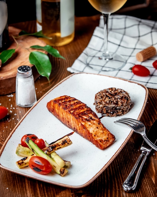 Free photo fried salmon with vegetables on the table