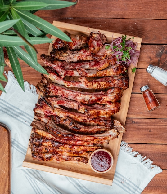 Foto gratuita sebet fritto su tavola di legno