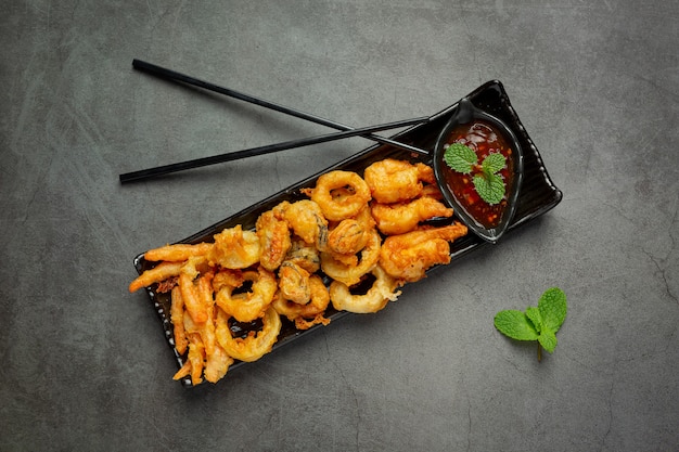 Foto gratuita gamberi fritti e calamari con salsa piccante