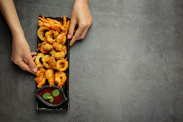 Free photo fried shrimp and squid with spicy sauce