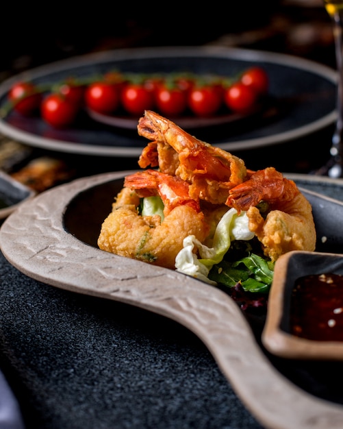 Fried shrimps served with lettuce and sauce