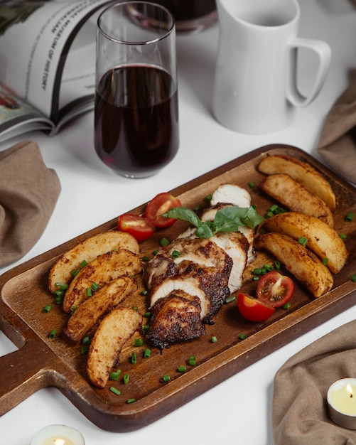 Free photo fried slices of potato and meat