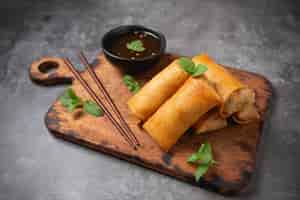 Free photo fried spring rolls on cutting board.