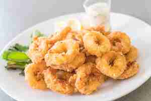 Free photo fried squid (calamari rings)