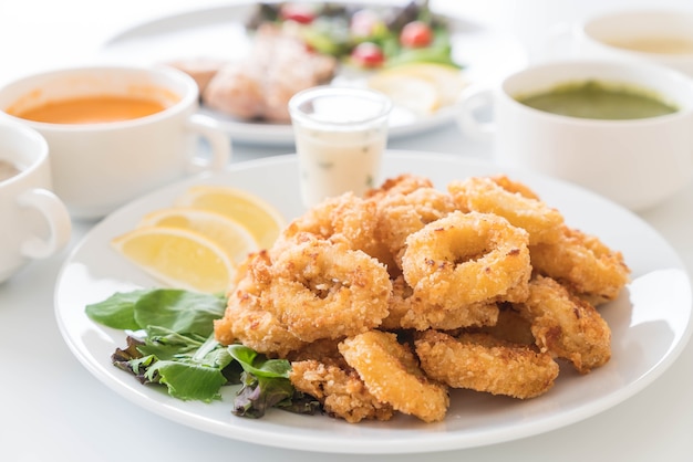 Free photo fried squid (calamari rings)