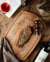 Free photo fried steak on wooden board