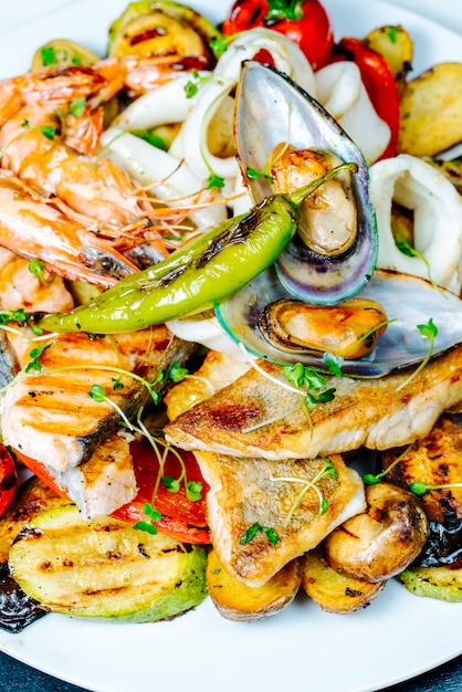 Free photo fried vegetables with oysters and shrimps