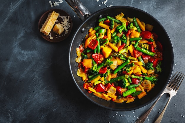 Жареные овощи с соусом на сковороде