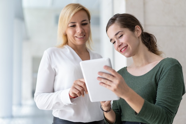 Friendly assistant teaching boss to use new app