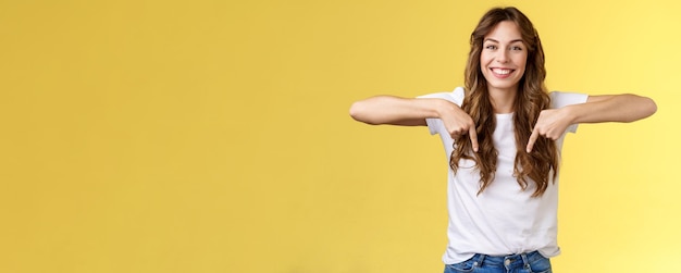 Free photo friendly cheerful excited happy smiling girl long natural brunette haircut grinning joyfully