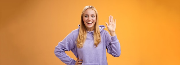 無料写真 フレンドリー 元気 役立つ チャーミング 女子学生 こんにちは 新人 手を上げて手を振る こんにちは
