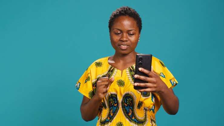 Free Photo friendly positive woman talks on online videocall with a smartphone
